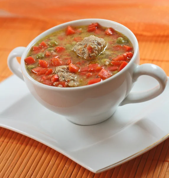 Almôndegas caseiras e sopa de legumes, em um copo de sopa branca — Fotografia de Stock