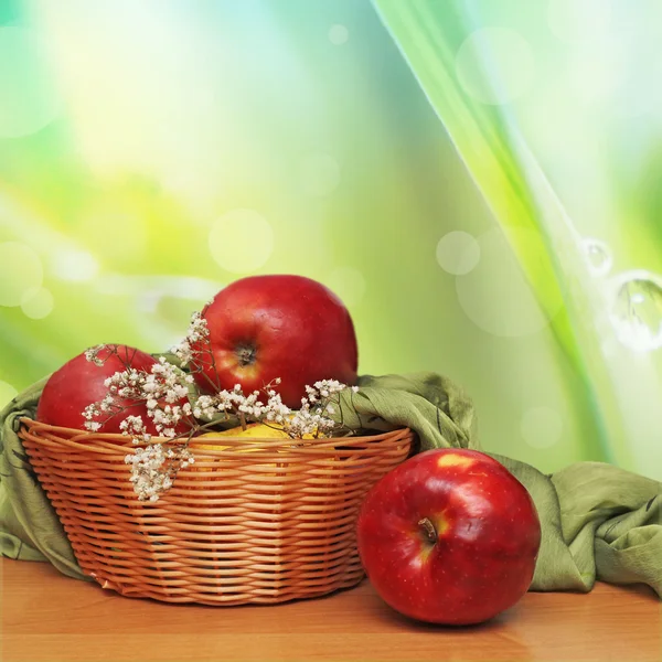 Čerstvá Jablečná šťáva ve skle — Stock fotografie