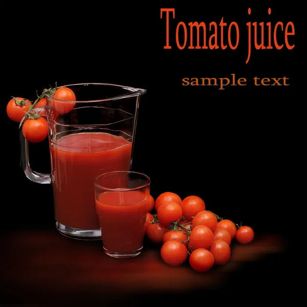 Rajčata a skla plná šťávy čerstvých rajčat — Stock fotografie