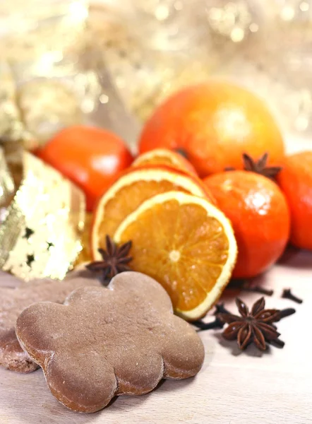 Lebkuchen und Weihnachtsdekoration — Stockfoto