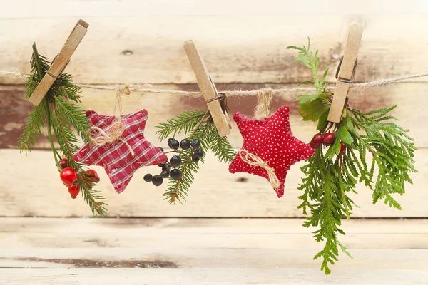 Decorações de Natal sobre fundo de madeira — Fotografia de Stock