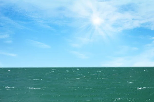 Вид на океан и голубое небо — стоковое фото