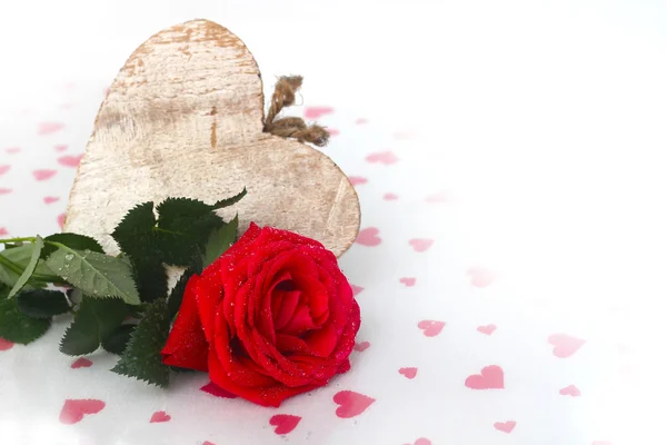 Einzelne Rose und Herz — Stockfoto