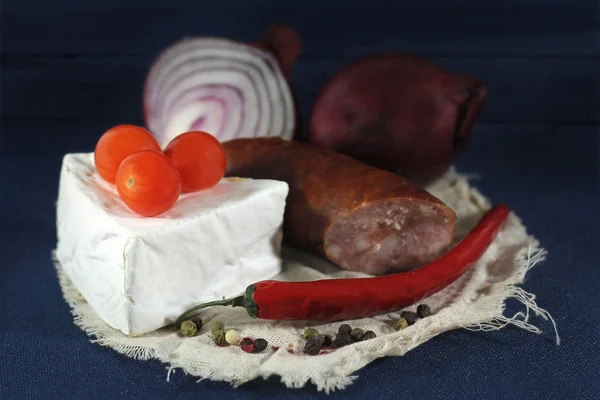 Disposizione con salsiccia, pomodori e formaggio bianco — Foto Stock