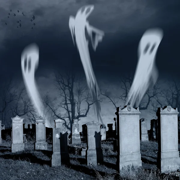 Ghosts, oude grafstenen, maan en zwarte raaf — Stockfoto