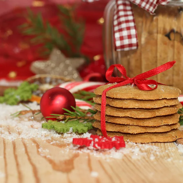 Χριστουγεννιάτικα μπισκότα με γιορτινή διακόσμηση — Φωτογραφία Αρχείου