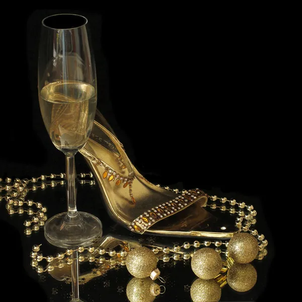 Gold party shoes with champagne glasses — Stock Photo, Image