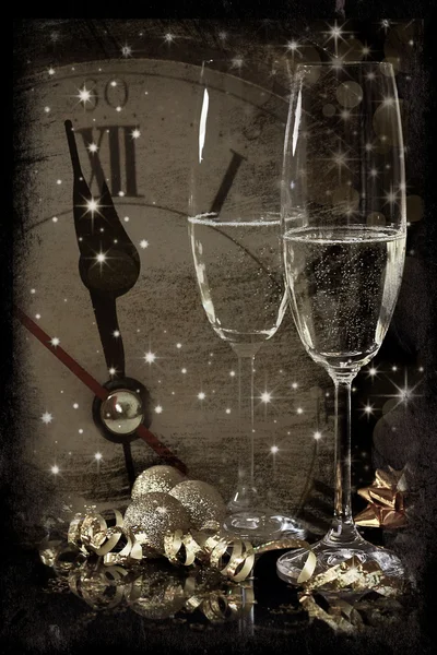 Vintage background with champagne glasses and clock — Stock Photo, Image