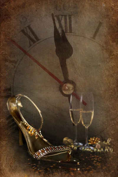 Vintage background with champagne glasses and clock — Stock Photo, Image