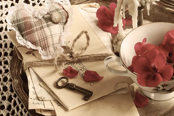 Antika arka plan eski posta bir gümüş tepside tuşları ile — Stok fotoğraf
