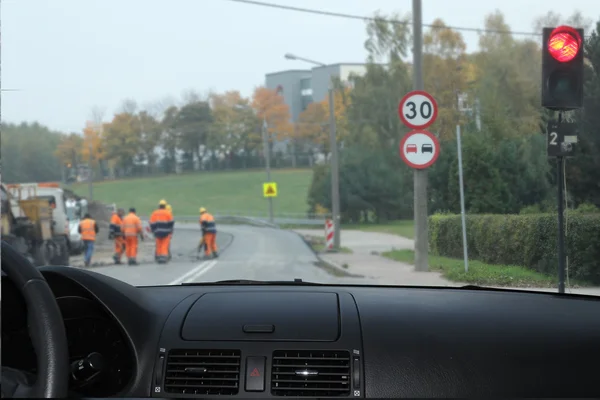 Travailleurs de la route aux travaux de réparation de l'asphalte — Photo
