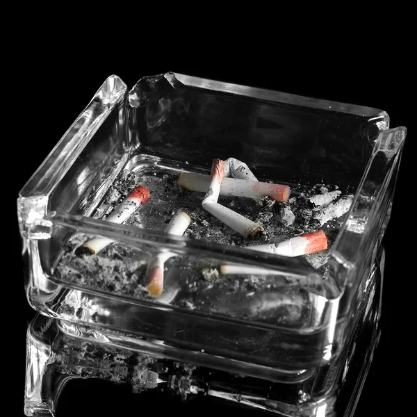 Сигареты в типичной пепельнице. Женская зависимость — стоковое фото