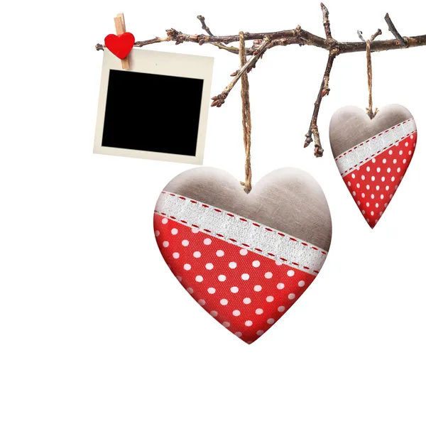 Coeur de Saint Valentin accroché à une branche d'arbre — Photo