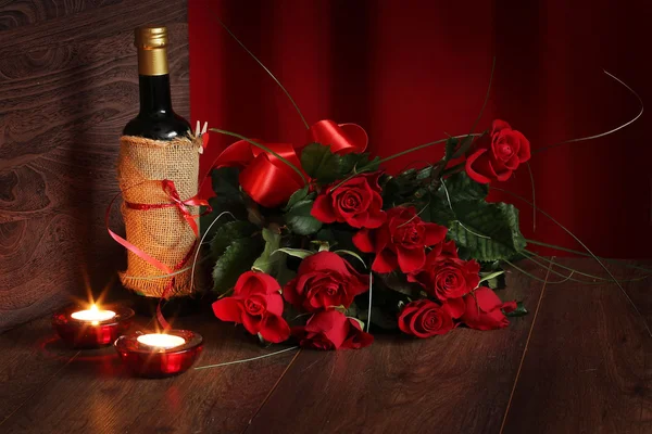 Şarap ve Sevgililer kırmızı arka plan gül — Stok fotoğraf