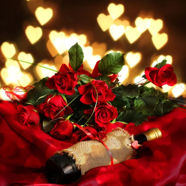 Valentinshintergrund aus Rosen, Herz und Wein — Stockfoto
