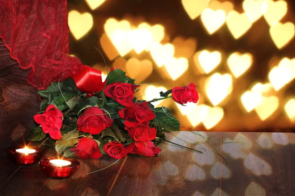 情人节的玫瑰、 心脏和蜡烛的背景 — 图库照片