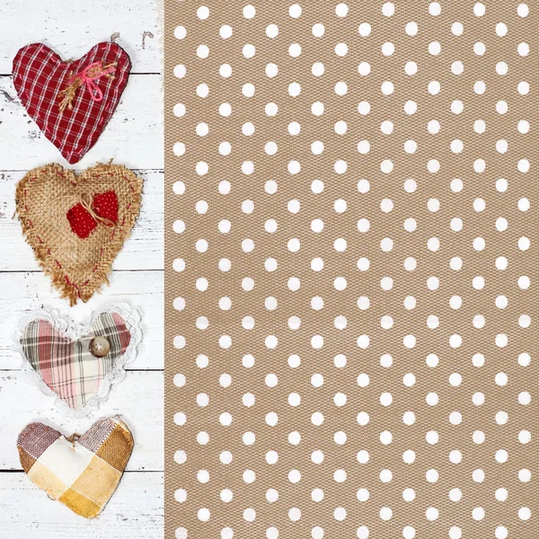 Doek handgemaakte harten op houten achtergrond. de dag van Valentijnskaarten — Stockfoto