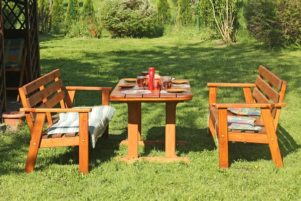 Stůl a židle na snídani v zahradě — Stock fotografie