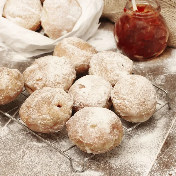 Donuts frescos com geléia — Fotografia de Stock