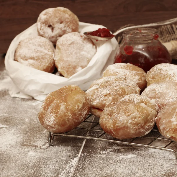 Donuts frescos com geléia — Fotografia de Stock