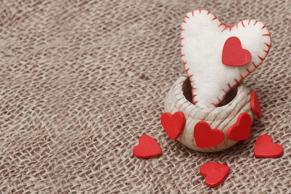 Valentijn achtergrond met de hand genaaid harten — Stockfoto