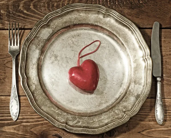 Nastavení pro den svatého Valentýna stůl. deska, vidličku, nůž a červená slyšet — Stock fotografie