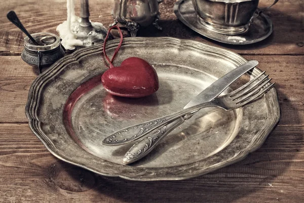 バレンタインの日のためのテーブルの設定。皿、フォーク、ナイフ、赤を聞く — ストック写真