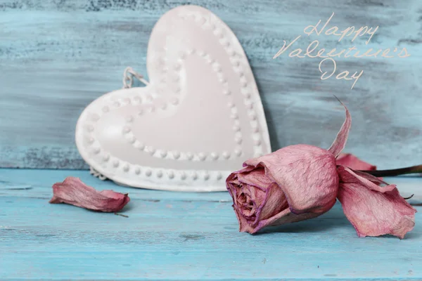 Hermosa rosa y corazón sobre fondo azul romántico —  Fotos de Stock