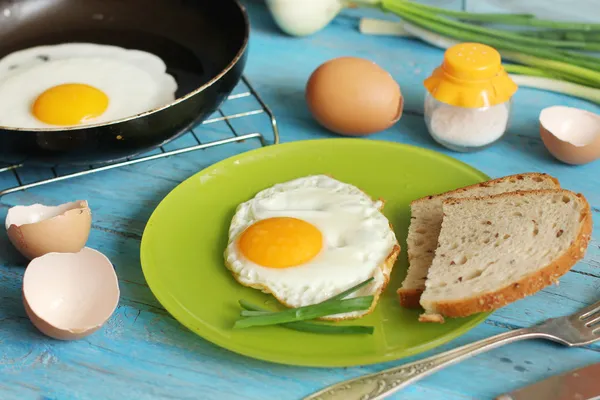 Egg for breakfast in the countryside — Stock Photo, Image