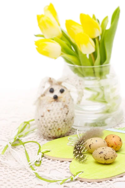 Conejo de Pascua, huevos y tulipanes — Foto de Stock