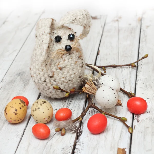 Conejo de Pascua, huevos y tulipanes —  Fotos de Stock