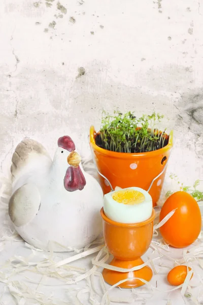 Mesa de Pascua en tonos verdes y blancos con huevos de pollo y Pascua . —  Fotos de Stock