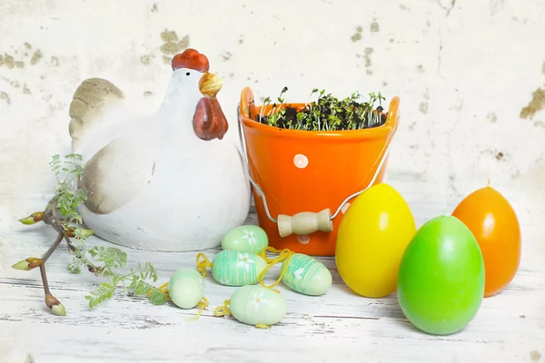 Mesa de Páscoa em tons verdes e brancos com ovos de galinha e Páscoa . — Fotografia de Stock