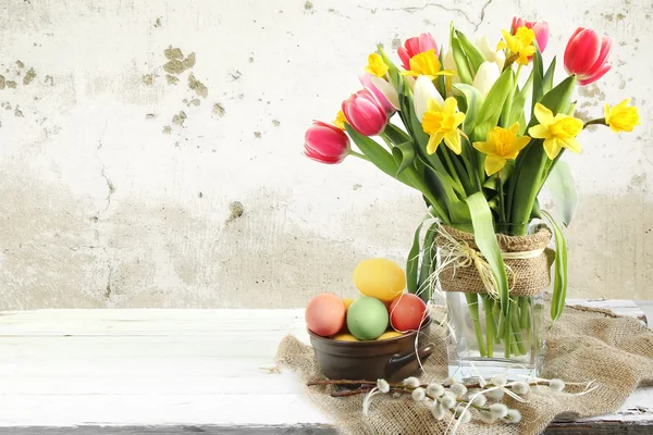 Vaso de tulipas e ovos de Páscoa — Fotografia de Stock