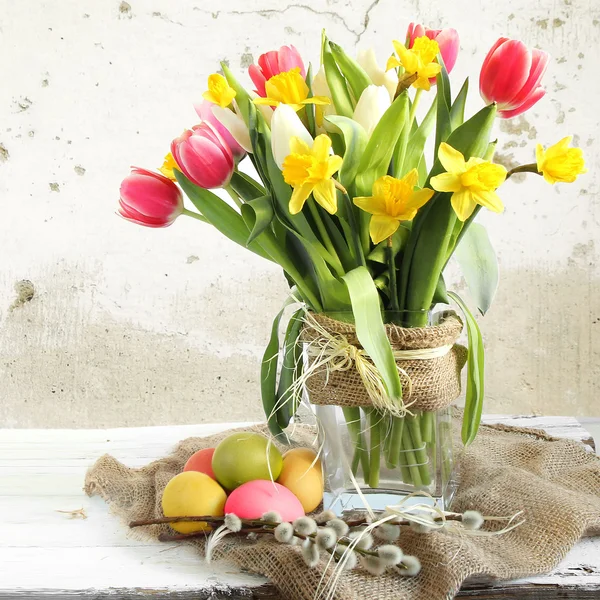 Jarrón de Tulipanes y huevos de Pascua — Foto de Stock