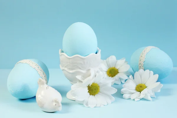 Mavi arka planda Paskalya yumurtaları — Stok fotoğraf