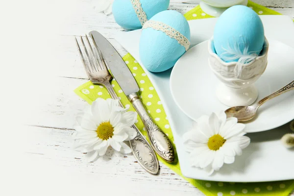 花や卵を使ったイースターテーブルのセッティング — ストック写真