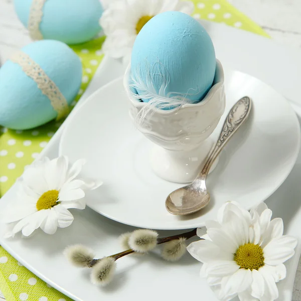 Ostertafel mit Blumen und Eiern — Stockfoto