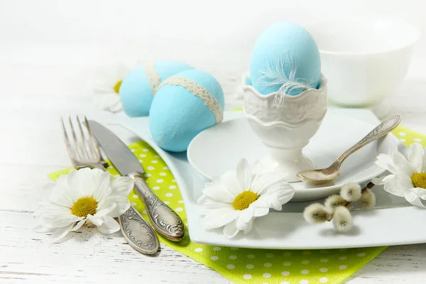Table de Pâques avec fleurs et œufs — Photo