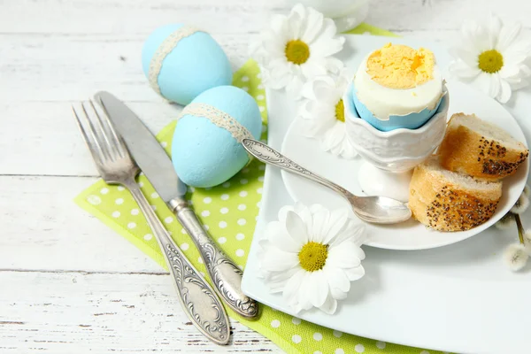Пасхальна обстановка столу з квітами та яйцями — стокове фото