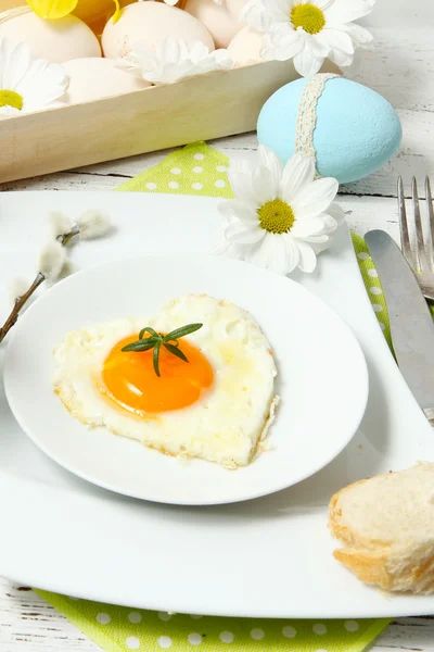 Easter table setting with flowers and eggs on old wooden table — Stock Photo, Image