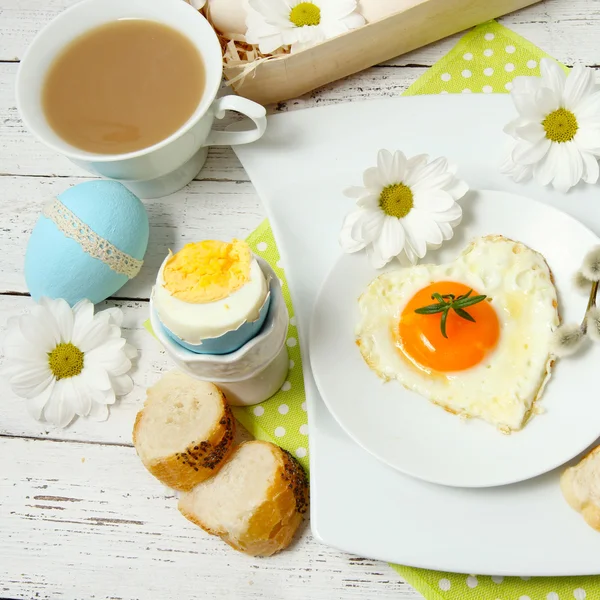 Easter table setting with flowers and eggs on old wooden table — Stock Photo, Image