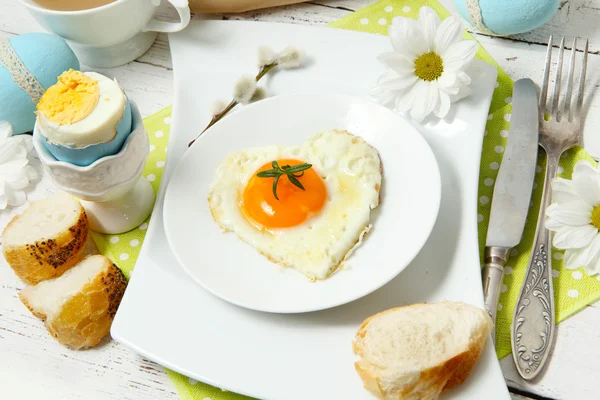 Ajuste de mesa de Pascua con flores y huevos en mesa de madera vieja —  Fotos de Stock