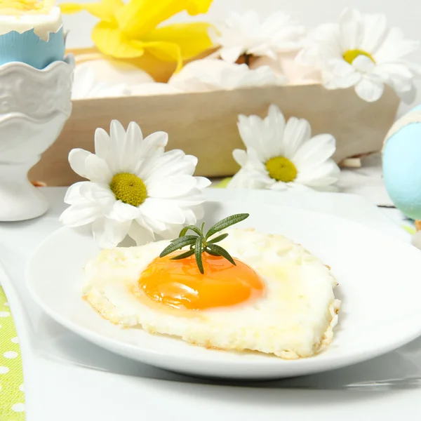 Çiçek ve eski ahşap masa üzerinde yumurta Paskalya Tablo ayarı — Stok fotoğraf