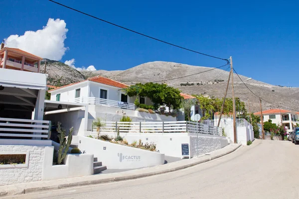 アソス村でケファロニア島 ギリシャ ケファロニア島のアソス村で典型的なターコイズブルーの家 2022年9月5日 — ストック写真
