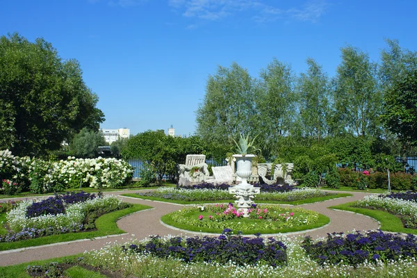 Peterhof, een bloem bed op tsarina — Stockfoto