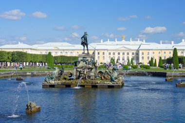 Peterhof üst bahçelerde Neptün Çeşmesi