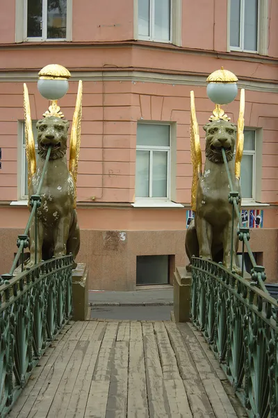 Uferbrücke in St. petersburg — Stockfoto