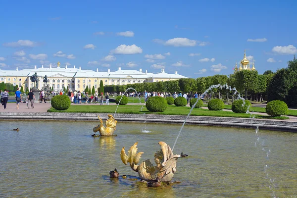 Peterhof, widok wspaniały pałac z ogrodu górnego — Zdjęcie stockowe