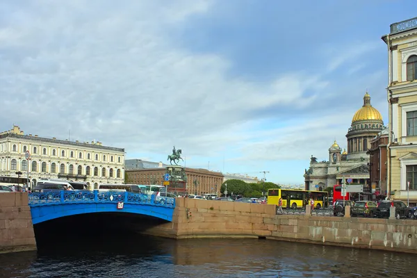 San Petersburgo, Puente azul sobre el río Moika — Foto de Stock